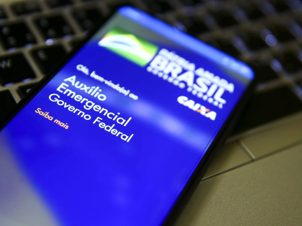 Governadores e prefeitos bancam auxílios regionais