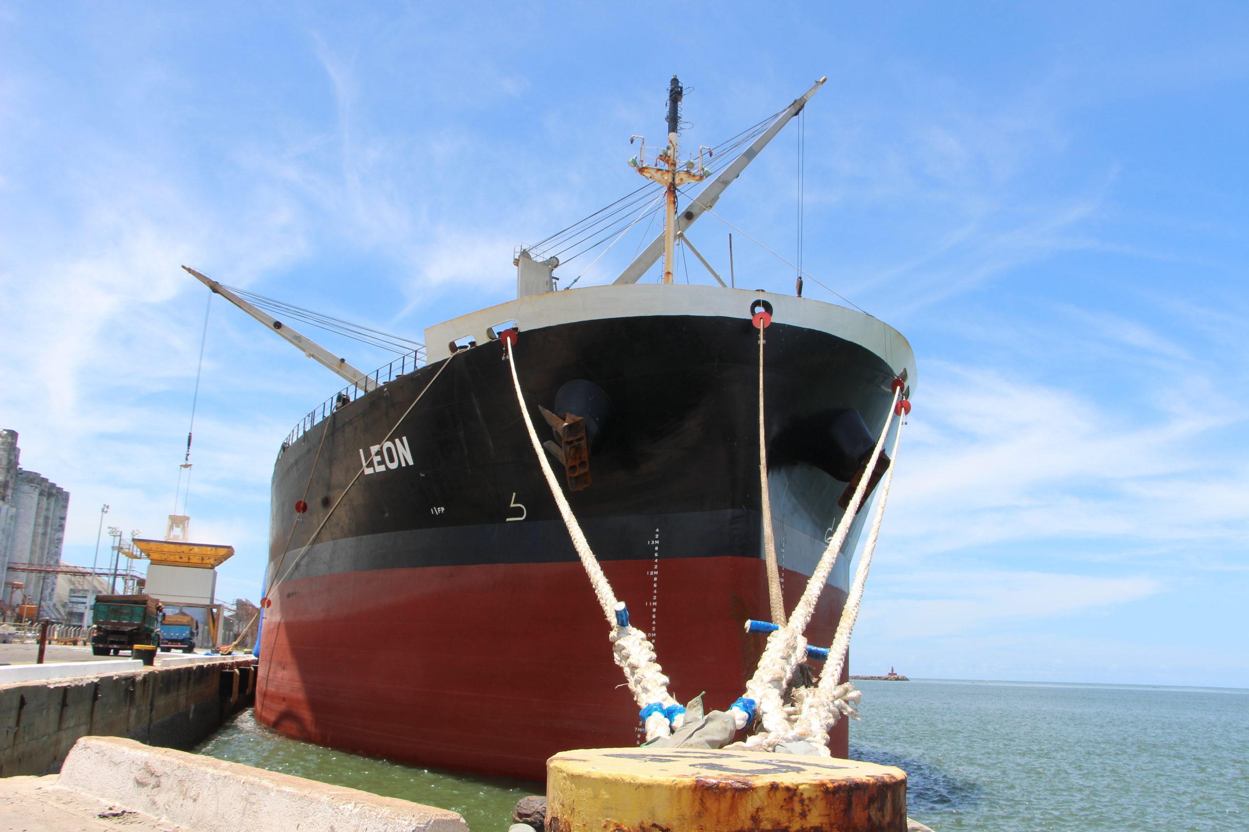 Leon atraca no Porto do Recife para descarga de barrilha