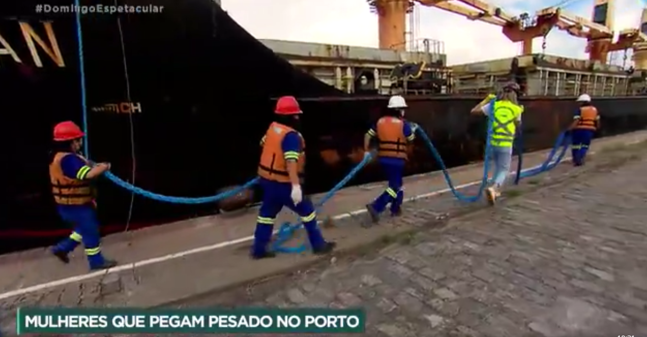 Domingo Espetacular mostra o trabalho de mulheres que se destacam no principal porto do país