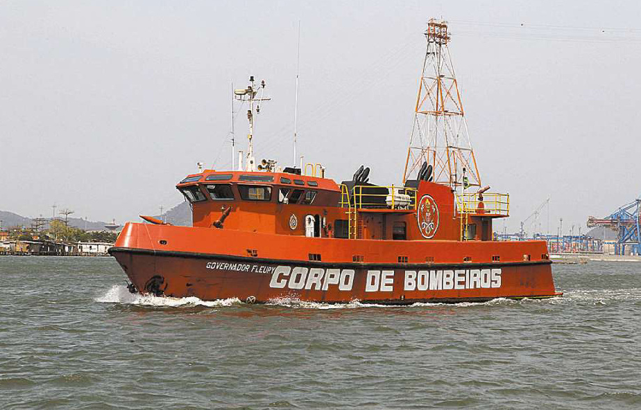 Navio dos Bombeiros volta ao Porto após passar por reparos