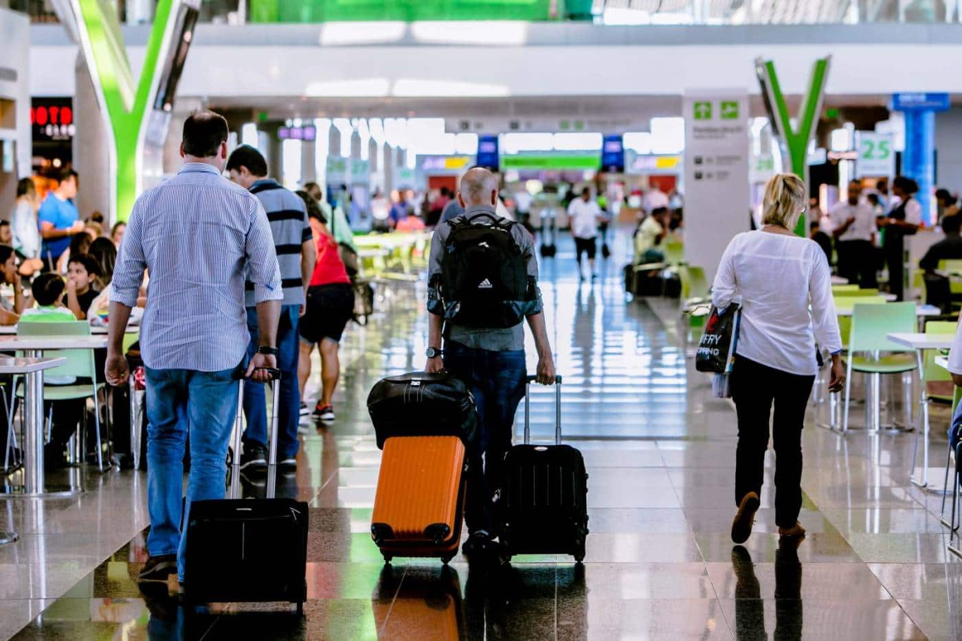 Novas regras para uso de máscaras no transporte aéreo entram em vigor dia 25/03