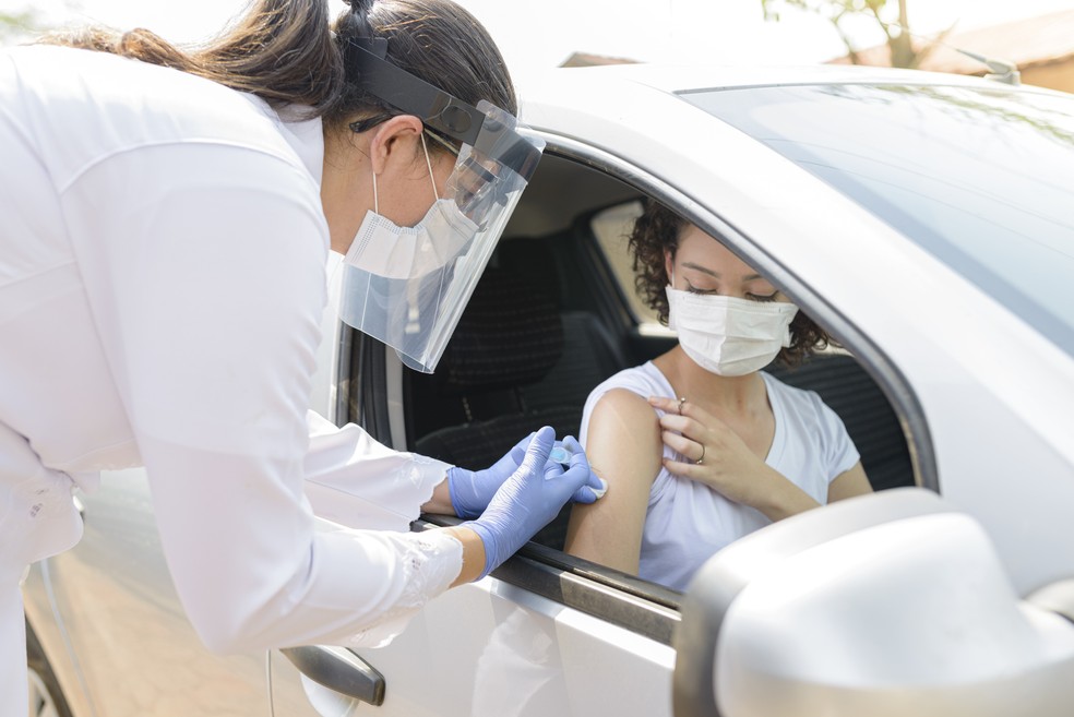 Estado de SP antecipa vacinação de idosos com 69 anos para o dia 27