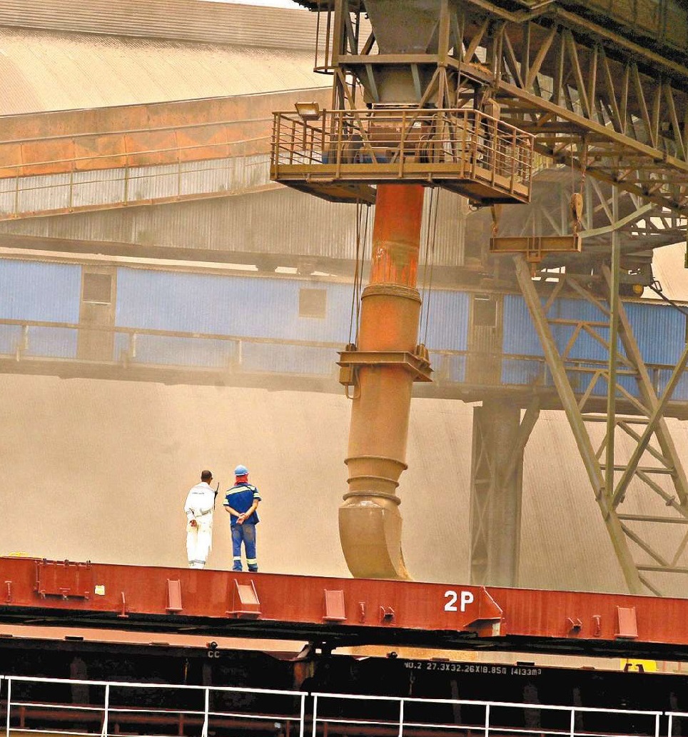 Atraso causa fila de navios no Porto