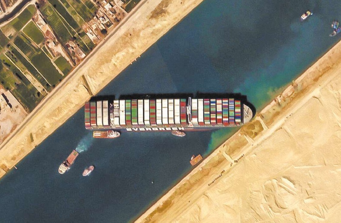 Navegação sofre após encalhe em Suez