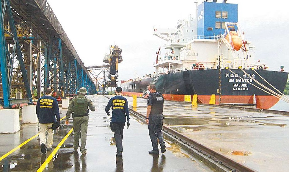 Operação fiscaliza navios em Santos
