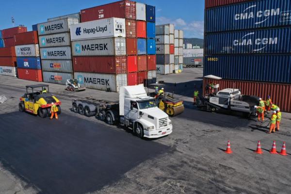 Superintendência do Porto de Itajaí realiza recuperação asfáltica da retroárea pública