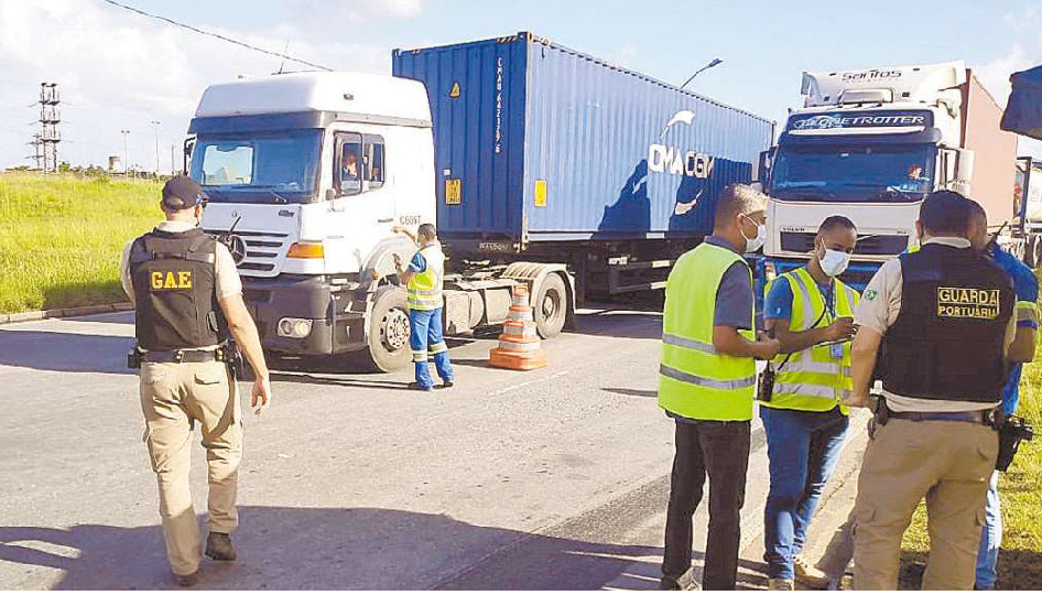 Mais de 300 caminhões são obrigados a retornar