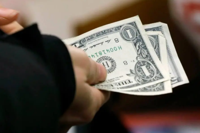 Dólar abre em queda, mas segue cotado acima de R$ 5,65