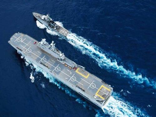 NPaOc “Araguari” realiza exercícios com Porta-Helicópteros Anfíbio “Dixmude” da Marinha Nacional da França