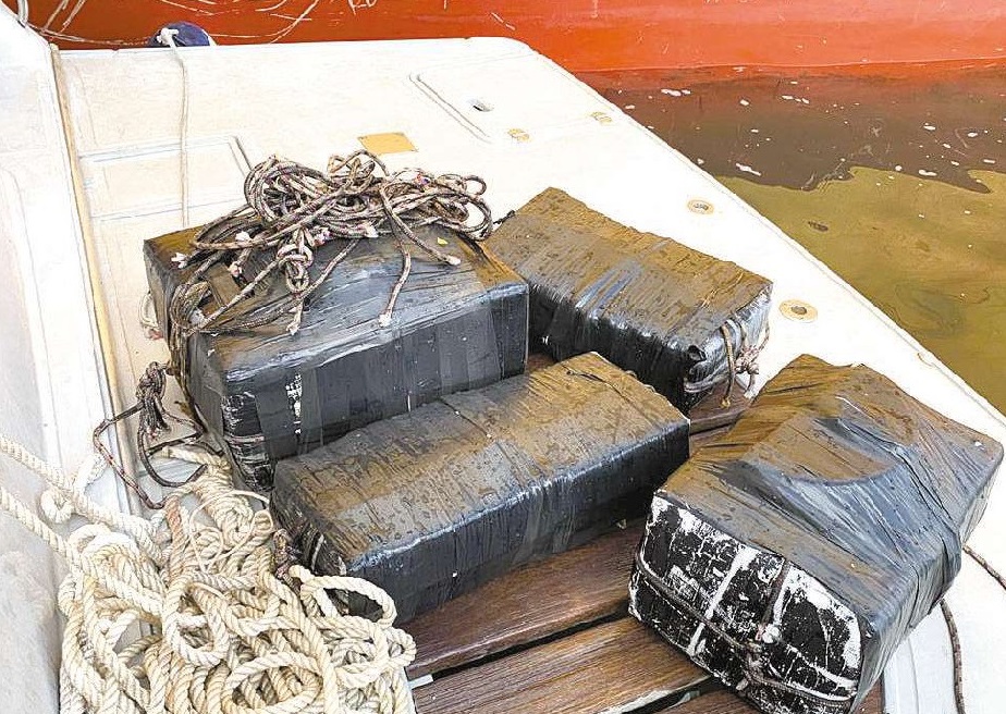 Operação acha 98 quilos de cocaína em casco de navio
