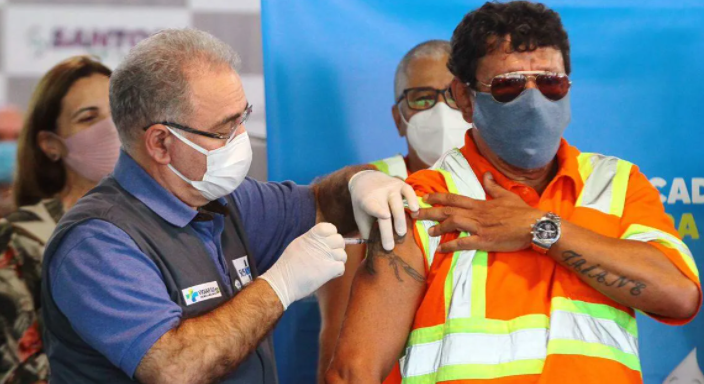 Ministros de Bolsonaro participam de vacinação de portuários em ato simbólico em Santos