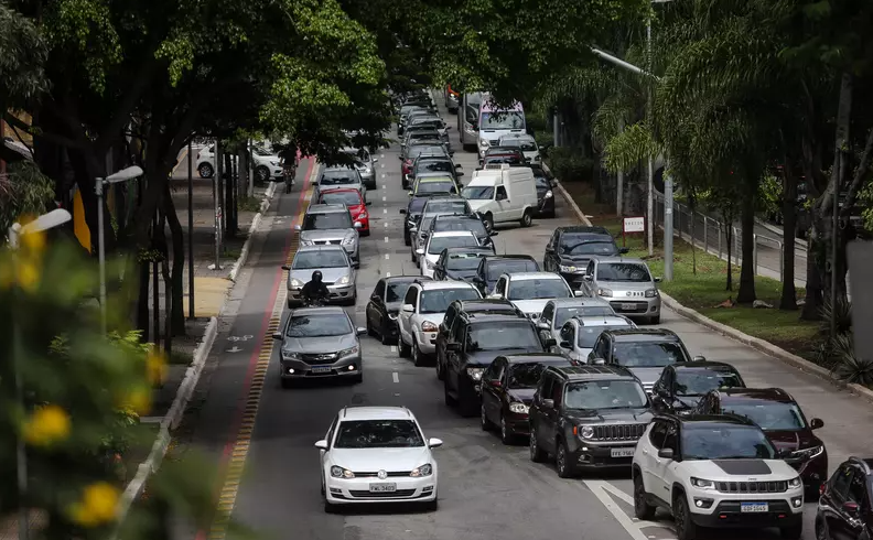 São Paulo: Rodízio de veículos volta na 2ª feira