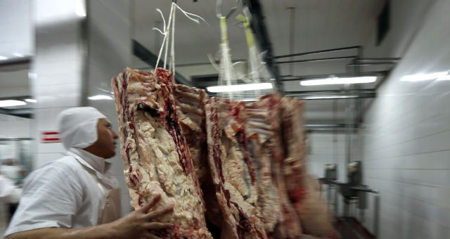 Argentina proíbe exportações de carne e favorece Brasil
