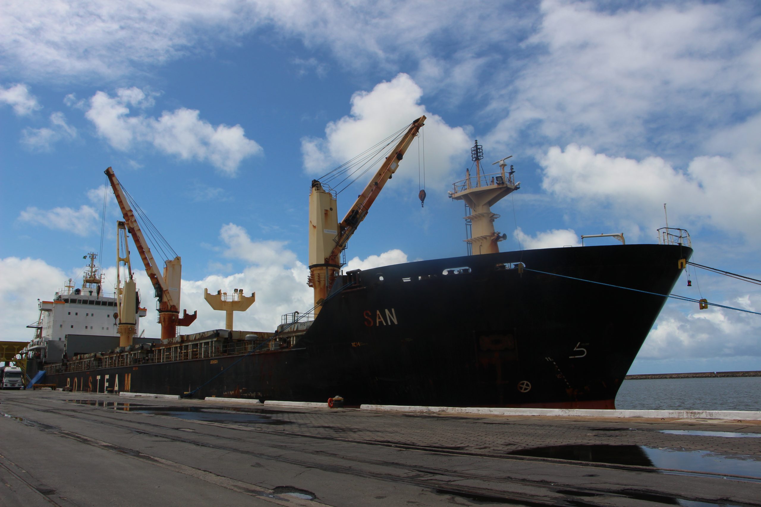 Embarcações descarregam malte e fertilizante no Recife