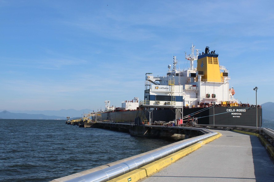Porto de Paranaguá recebe maior navio tanque de sua história