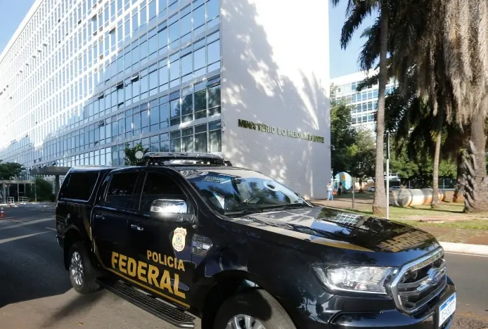 PF faz buscas contra Salles e Ministério do Meio Ambiente por irregularidades na exportação de madeiras