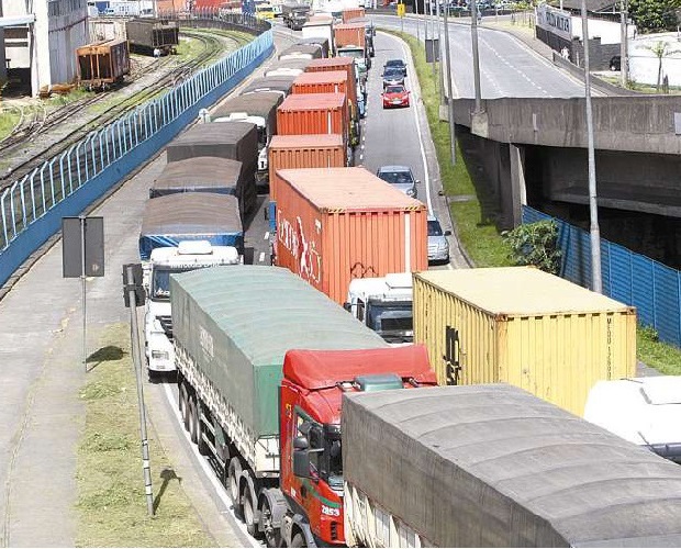Caminhoneiros vão definir hoje se farão novo protesto