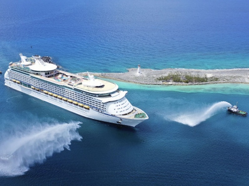 Royal Caribbean comemora retorno ao Caribe com tripulação totalmente vacinada e convidados