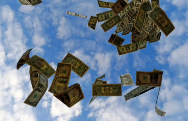 Dólar a menos de R$ 5? Entenda por que a moeda americana está em queda