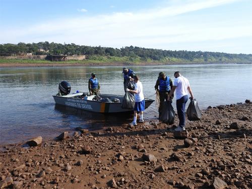 Comando do 8º Distrito Naval realiza ação de combate ao lixo no mar em São Paulo e Paraná