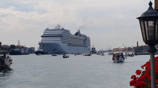 Gabinete italiano aprova proibição de atracação de navios de cruzeiro em Veneza