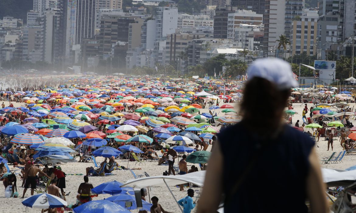 Pesquisa indica que vacinados continuam a transmitir a covid-19