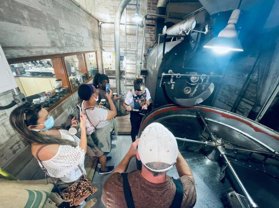 Passeio com roteiro sobre o café encanta participantes em Santos