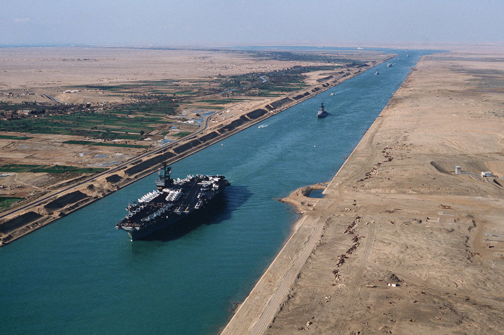 Canal de Suez bate novo recorde em volume de tráfego