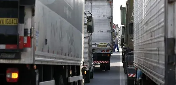 Caminhoneiros entram em estado de greve em todo País