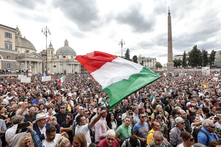 Italianos ameaçam bloquear portos contra passe sanitário