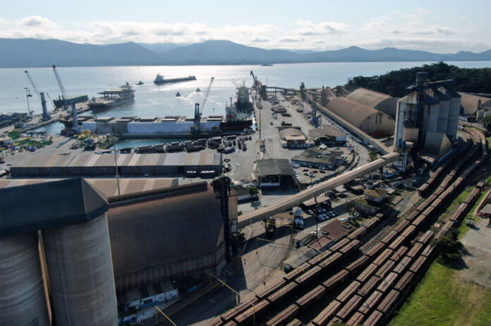Trens respondem por 50% da carga de grãos no Porto de São Francisco do Sul