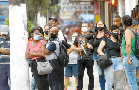 Estado cogita liberar máscaras ao ar livre a partir de dezembro