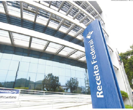Auditores da Receita entregam 1.288 cargos