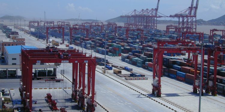 Shanghai mantém liderança de porto mais movimentado do mundo