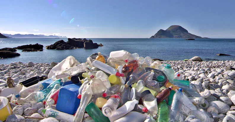 Plásticos descartados no oceano se transformam e geram impactos climáticos