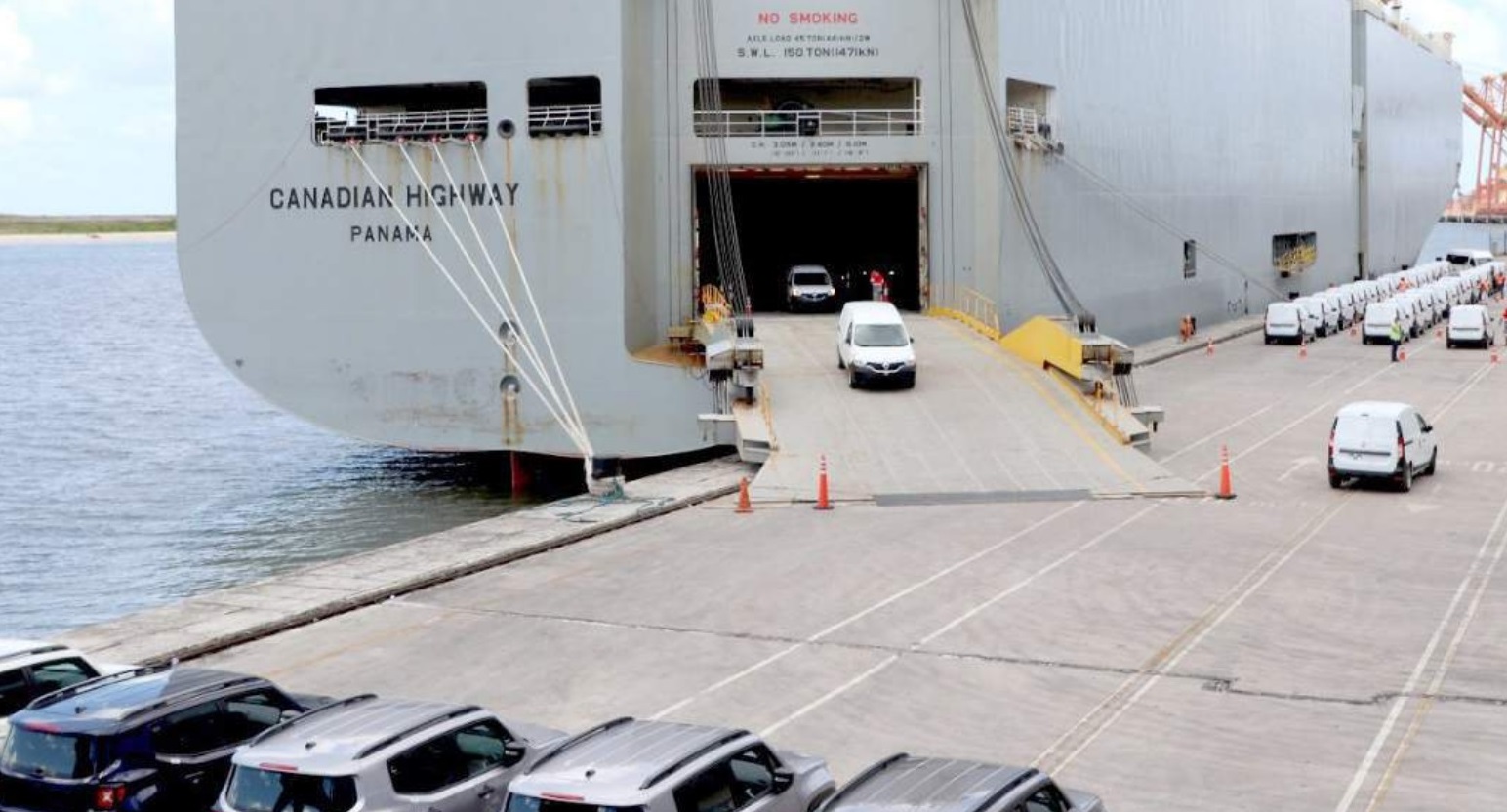 Porto de Suape realiza operação recorde de transbordo de veículos