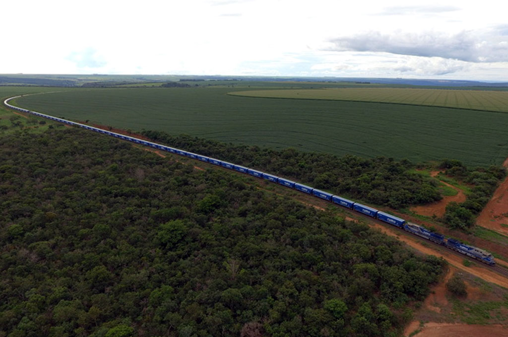 Rumo opera trens de 120 vagões em projeto que completou um ano