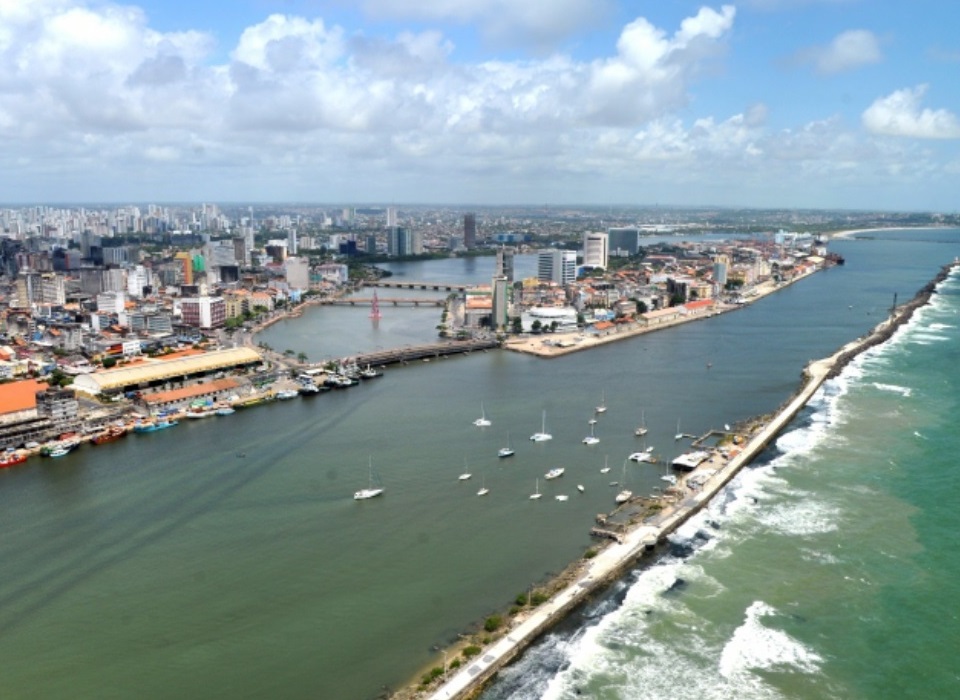 Após dragagem, Recife se prepara para receber navios maiores