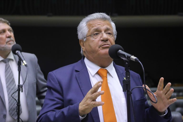 Câmara aprova redução de consumo de gás que provoca aquecimento global