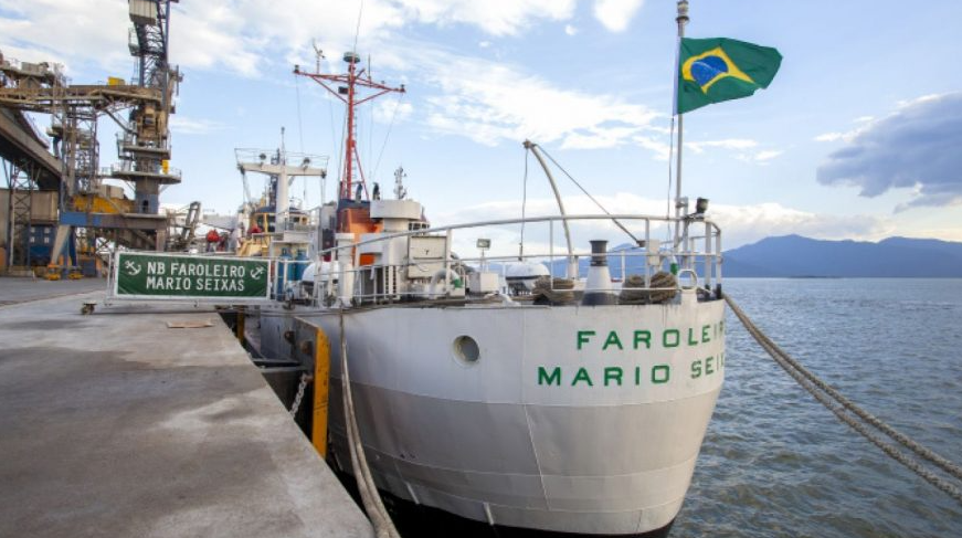Porto de Paranaguá recebe embarcação da Marinha para atividade de formação do Exército