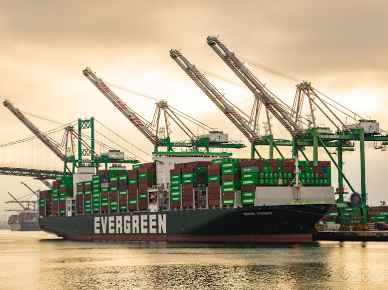 Porto de Los Angeles e Long Beach movimentaram 876.611 e 835.412 TEUs, respectivamente, em junho