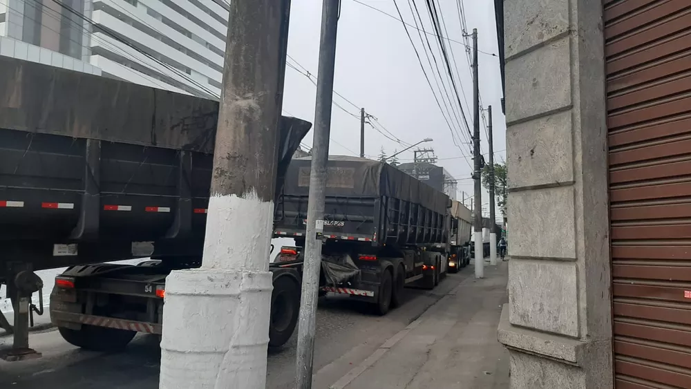 Fila de caminhões no Centro de Santos prejudica o trânsito; motoristas reclamam de problemas no acesso à balança
