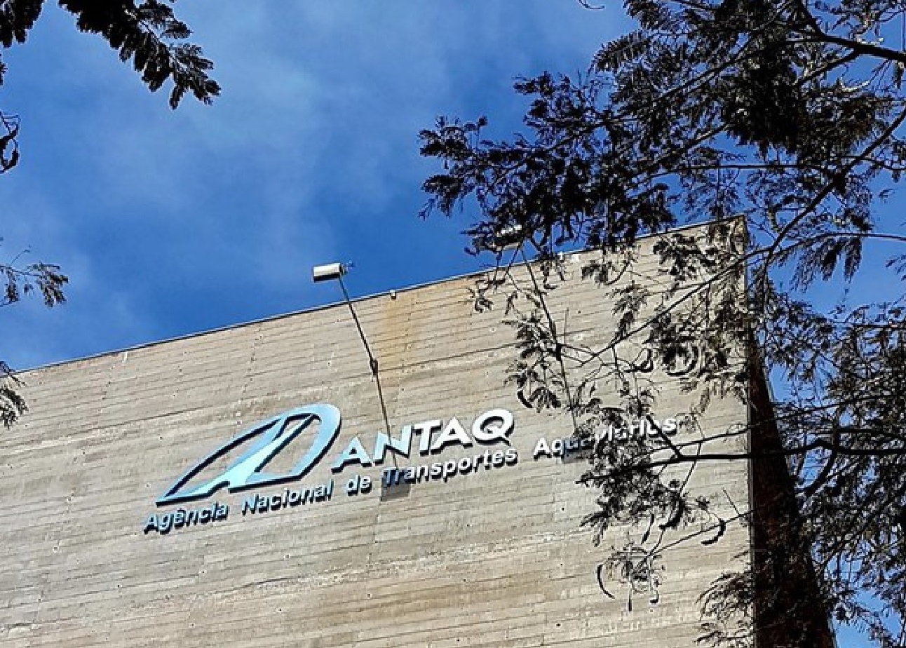 ANTAQ analisa revisões tarifárias em portos brasileiros