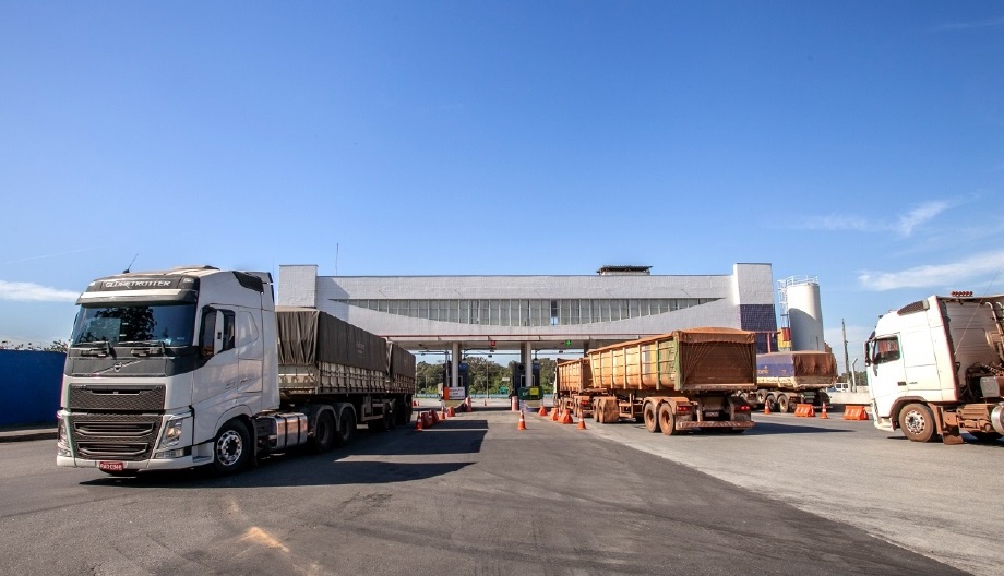 Milho para exportação eleva fluxo de caminhões no Porto de Paranaguá (PR)