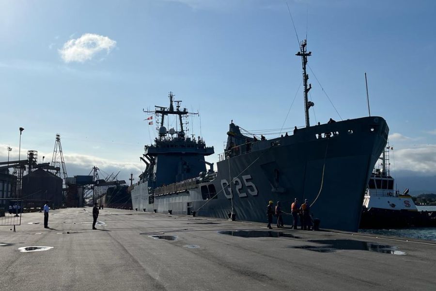 Navio de guerra da Marinha desembarca no Cais da Marinha de Santos