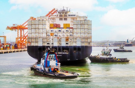 Suape recebe porta-contêiner de maior comprimento de toda a sua história