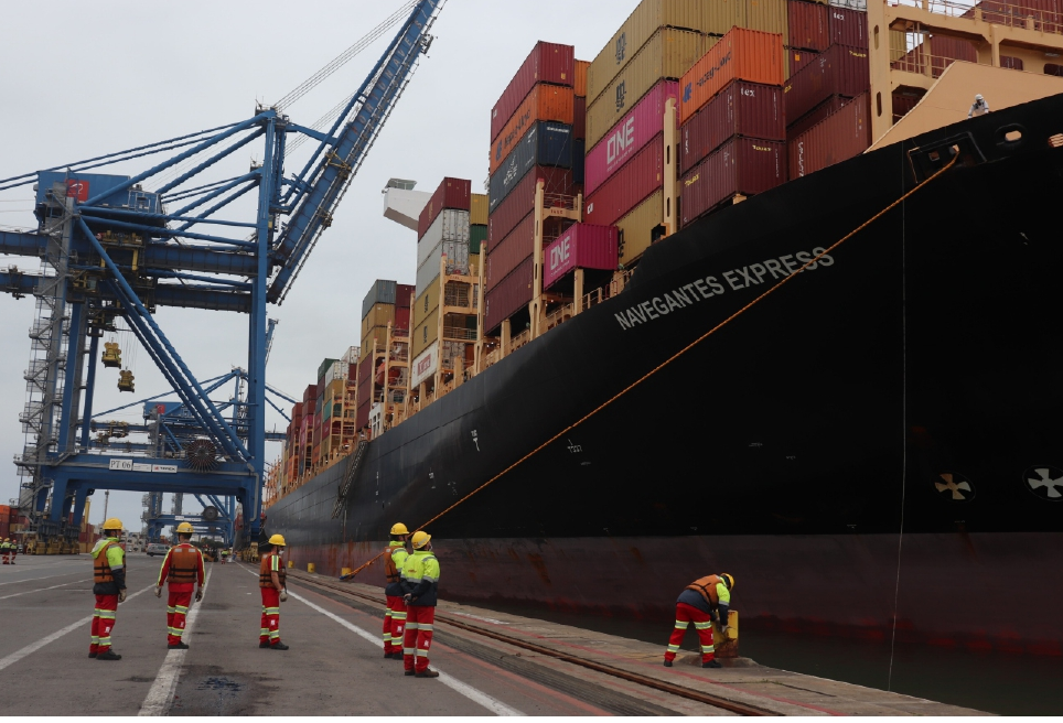 Portonave recebe navio de 12 mil TEU