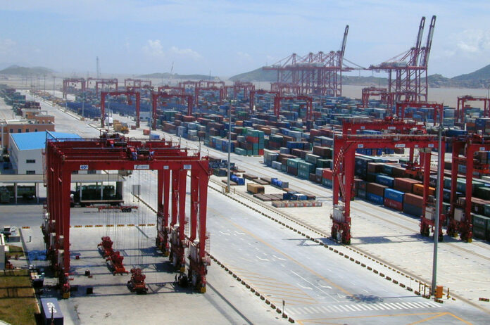 Porto de Xangai movimenta recorde de 4,3 milhões de TEUs em julho