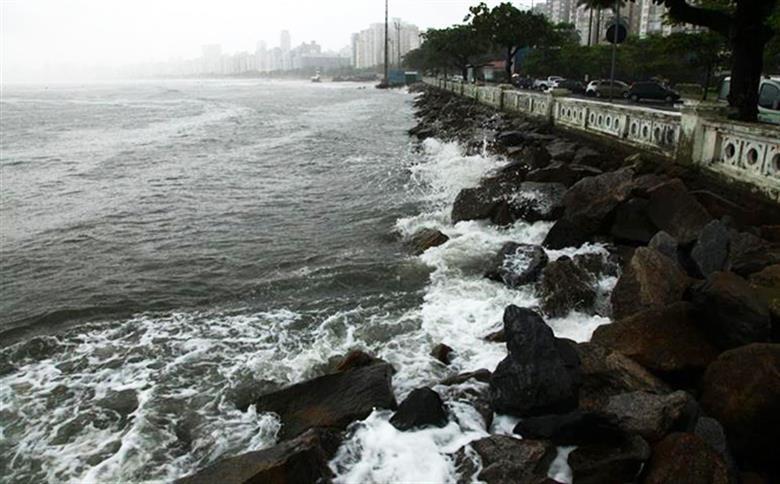 Santos deve ter ressaca com ondas intensas a partir de quarta-feira, diz NPH-Unisanta