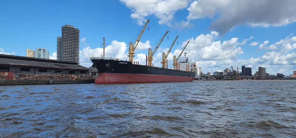Porto de Belém realiza o primeiro embarque do Brasil de toras de madeira certificadas em navio ‘break bulk’